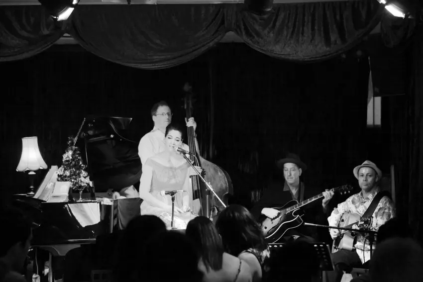 The Irwell Street String Band with Hetty Kate, Sam Lemann, Andy Baylor and Leigh Barker performing at a Melbourne jazz club